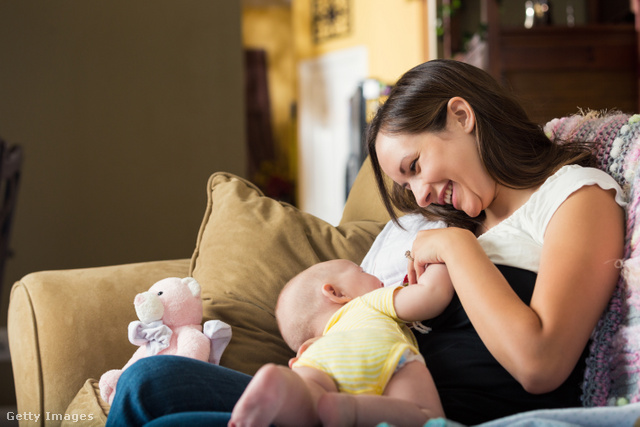 A szoptatás nemcsak táplálás, hanem erősíti a kötődést és megnyugtatja a kisbabát