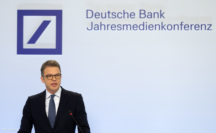 Christian Sewing a Deutsche Bank vezérigazgatója a legnagyobb német kereskedelmi bank előző évi üzleti eredményeit ismertető frankfurti sajtóértekezleten 2019. február 1-jén