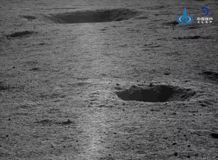 Április 12-én kiadott kép a Kármán-kráterről