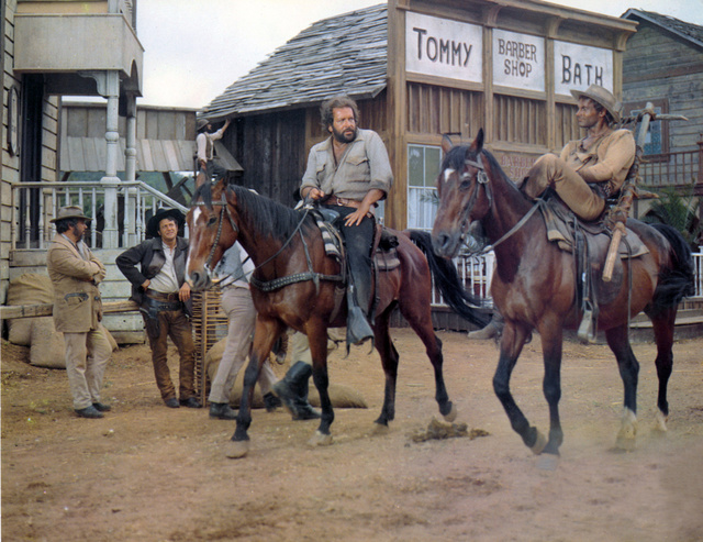 „Amikor az első filmem forgatásán meglátott az egyik ló, inkább összeesett, mert nem akarta, hogy felüljek rá" – mondta Bud Spencer