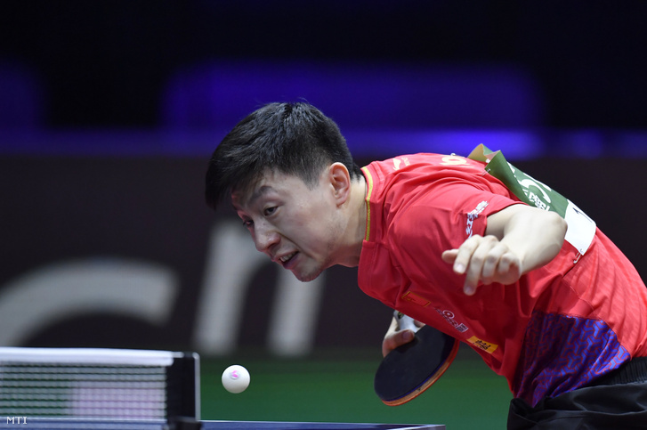A kínai Ma Lung a brazil Hugo Calderano elleni, a legjobb nyolc közé jutásért játszott mérkőzésen a budapesti asztalitenisz-világbajnokság férfi versenyén a Hungexpón 2019. április 25-én.