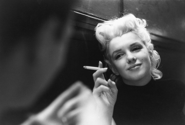 Marilyn Monroe csábos pózolás helyett itt épp pihen 1955-ben