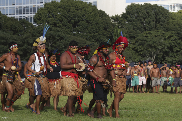 Indiánok rituális táncot járnak az egykori földjeiket visszakövetelõ brazíliai õslakosoknak a Terra livre vagyis Szabad föld elnevezésû sátortáborában amellyel a kormány õslakos politikája ellen tiltakoznak a brazíliavárosi kormányépületek közelében 2019. április 24-én.