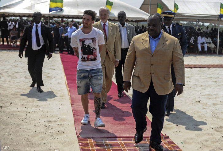 Lionel Messi és Ali Bongo Libreville-ben, 2015-ben