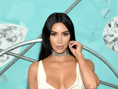 Kim Kardashian marihuána-származékkal és jógával várja negyedik gyerekét