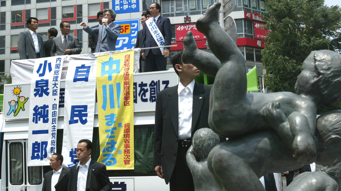 A Liberális Demokrata Pártot vezető Dzsun’icsiró Koizumi miniszterelnök tart választási kampányindító beszédet 2004. június 4-én Tokióban.