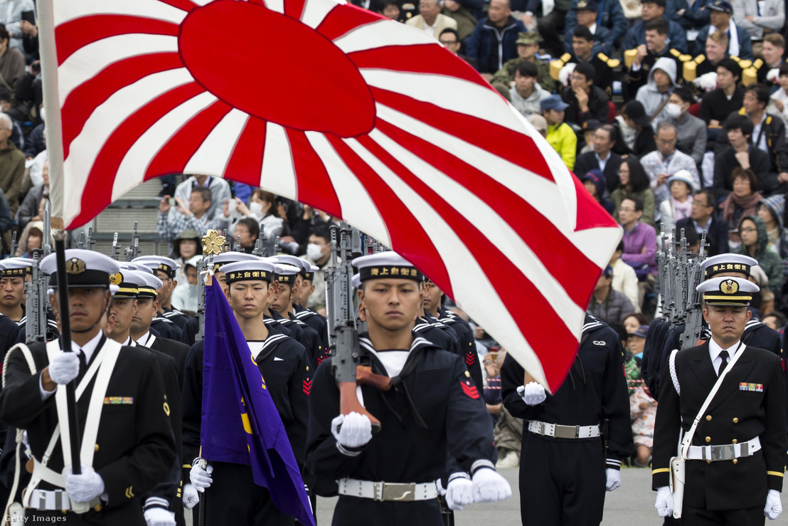 A Japán Tengerészeti Véderő vonul fel az ország önvédelmi haderejét bemutató éves rendezvényen Asakában 2018. december 14-én.