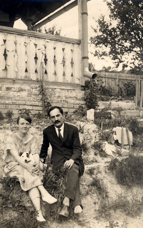 Babits Mihály és Török Sophie esztergomi házuk előtt
