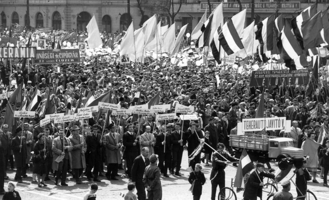 Elképesztő tömeg gyűlt össze az utcákon. (1970)
