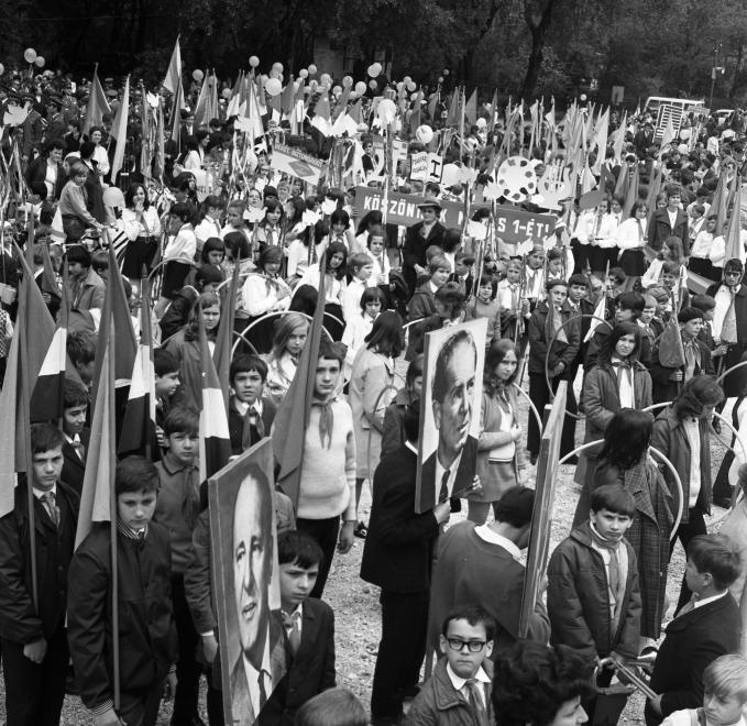 A Köszöntsük május 1-jét felirat és a zászlók mellett politikai vezetők képeit is vitték hatalmas táblákon. (1970)