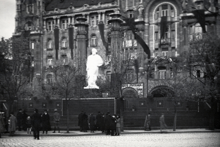 Marx szobra a Gresham előtt két óegyiptomi oszlop között.