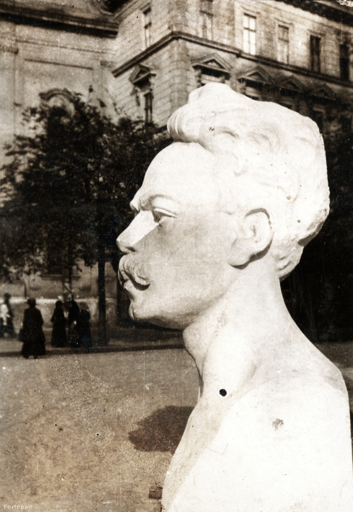 Karl Liebknecht gipsz mellszobra a Ferenciek terén.
