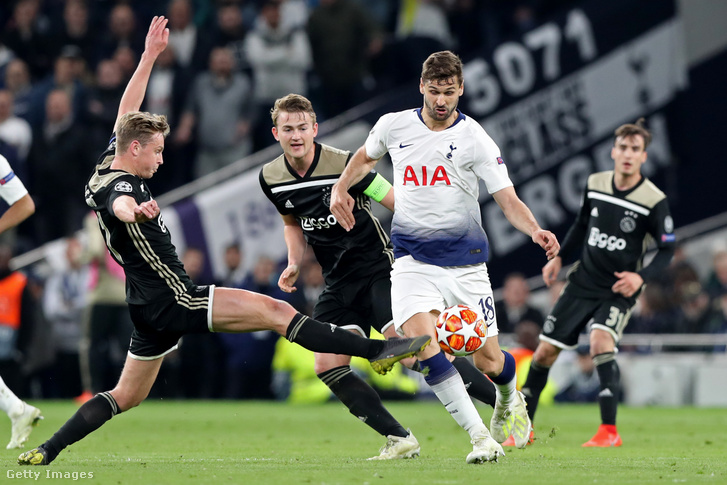 Fernando Llorentét támadják az Ajax-játékosok a Bajnokok Ligája elődöntőjében