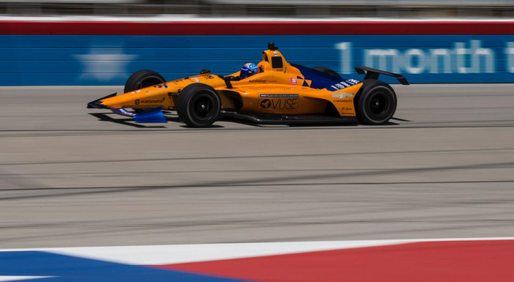 Alonso és az autója, amivel május végén elindul az idei Indy 500-on