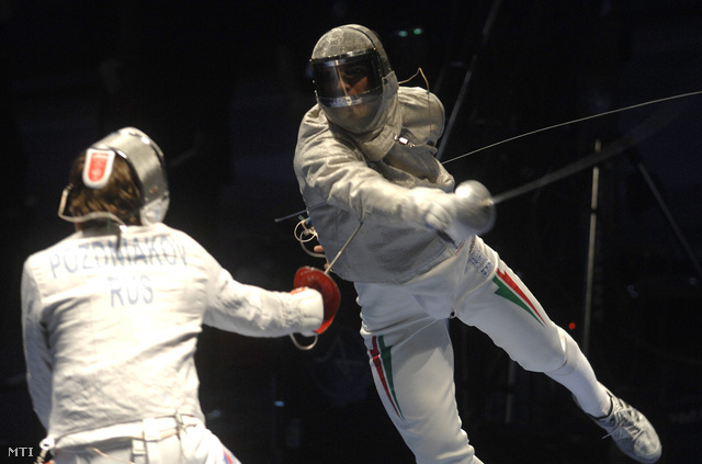 Szentpétervár, 2007. október 6. Szilágyi Áron (j) az orosz Sztanyiszlav Pozdnyakov elleni asszóban a Szentpéterváron megrendezett vívó-világbajnokságon.