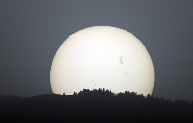 Jól látszik a több földnyi méretű napfolt ezen az Új-Mexikó államban készült infrafelvételen