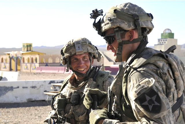 Bales (balra) a hadsereg egyik kaliforniai kiképzőbázisán, 2011 augusztusában