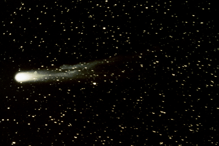 A Halley-üstökös áthalad a világűrön a Ford Csillagvizsgálóból nézve 1986-ban