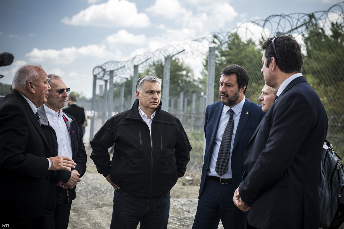 Orbán Viktor miniszterelnök, Matteo Salvini olasz belügyminiszter miniszterelnök-helyettes és Pintér Sándor belügyminiszter határszemlén Röszkénél 2019. május 2-án.