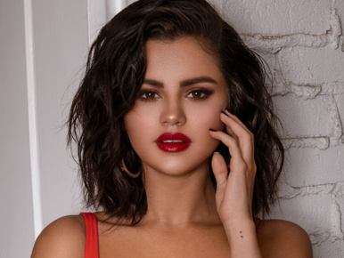 Tűzpiros úszódresszben takargatja Selena Gomez a műtéti sebét