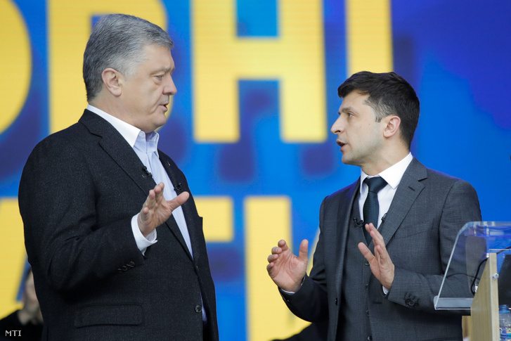Petro Porosenko és Volodimir Zelenszkij nyilvános választási vitája a kijevi Olimpiai Stadionban 2019. április 19-én két nappal az ukrán elnökválasztás második fordulója elõtt.
