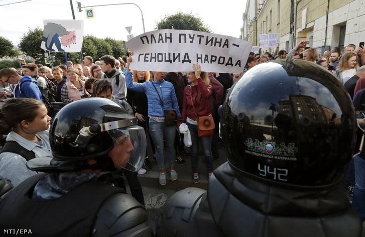 Putyin terve népirtás jelentésű transzparenst visznek tüntetők a nyugdíjkorhatár tervezett emelése ellen tartott szentpétervári tiltakozáson 2018. szeptember 9-én.