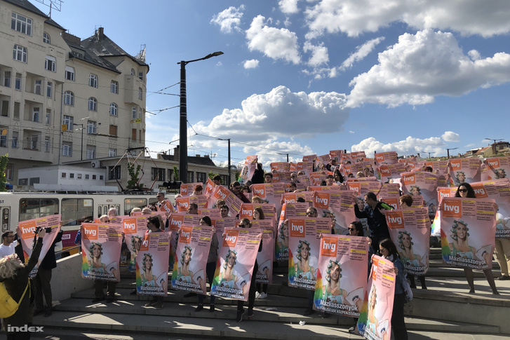 HVG staff members at a flashmob on Széll Kálmán square in Budapest on 18 April 2019, holding the last posters that were printed before Mészáros's company terminated their advertising contract.