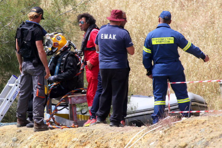 Rendőrök és tűzoltók kutatnak áldozatok után Nicosia határában 2019. április 26-án. A hatóságok egy hete őrizetbe vettek egy 35 éves katonatisztet, aki azt állította, hogy öt külföldi nőt és két lányt ölt meg.