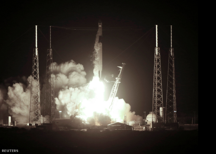 A SpaceX amerikai űrkutatási magánvállalat Falcon 9 hordozórakétája a kilövésének pillanata, a floridai Cape Canaveralben működő Kennedy Űrközpontban 2019. május 4-én