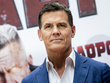 Josh Brolin Budapesten van és egy fehérneműbolt kirakatában gyönyörködik