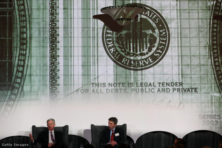 Jerome Powell FED-elnök (balra) a Stanford Egyetemen, március 8-án a monetáris politika változásairól tartott előadást