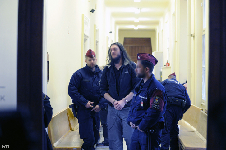 A soroksári futónő 2013-ban történt meggyilkolásával gyanúsított férfi várakozik a Budai Központi Kerületi Bíróság folyosóján a letartóztatásáról döntő bírósági tárgyalásra 2018. december 7-én.