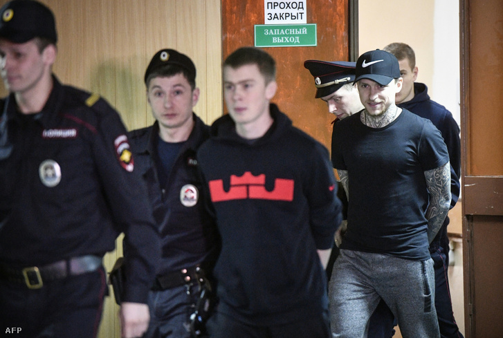Kokorin (j) és Mamajev (jobbról a második) korábbi orosz válogatott futballisták a huliganizmus vádjában április 9-én tartott tárgyalásra érkezve