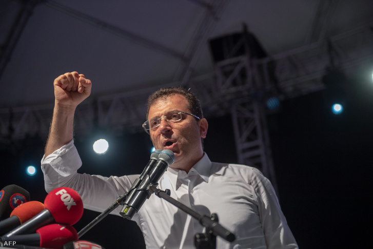 Ekrem Imamoglu isztambuli főpolgármester mond beszédet támogatói előtt Isztambulban 2019. május 6-án