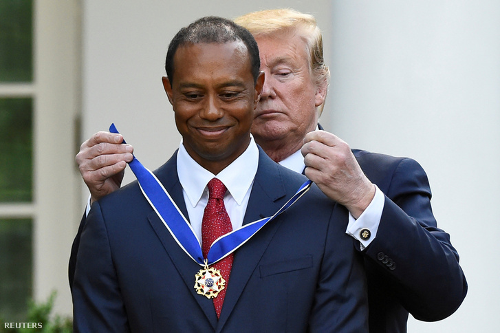 Donald Trump Tiger Woods nyakába akasztja az Elnöki Szabadság-érdemrendet a Fehér Házban 2019. május 7-én