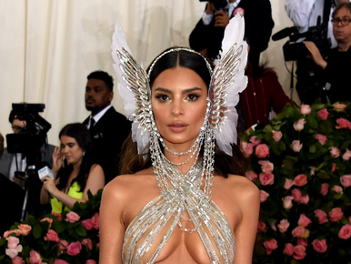 Emily Ratajkowski így oldotta meg a dress code-ot a 2019-es Met-gálán