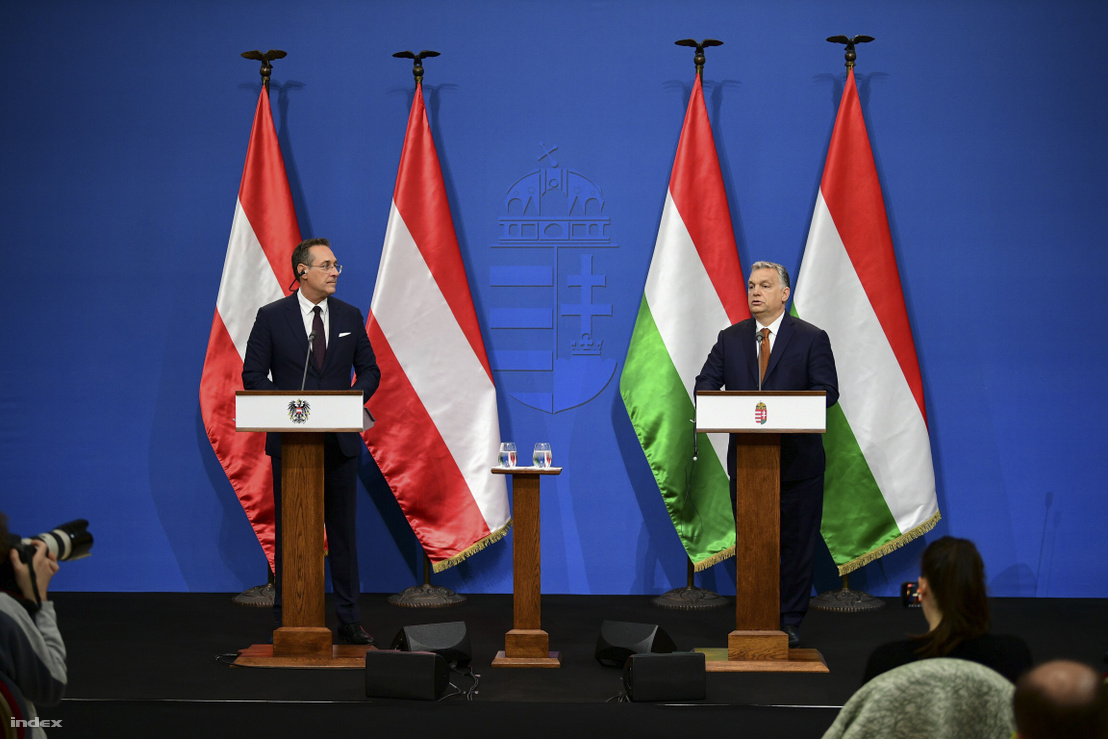 Orbán Viktor miniszterelnök (j) és Heinz-Christian Strache osztrák alkancellár sajtótájékoztatót tart tárgyalásuk után a Karmelita kolostorban 2019. május 6-án.