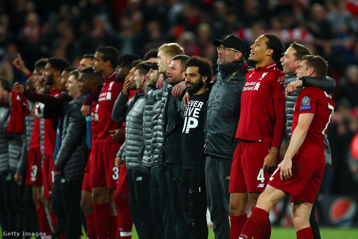 A Liverpool csapata ünnepel a Barcelona elleni 4-0-s győzelem után