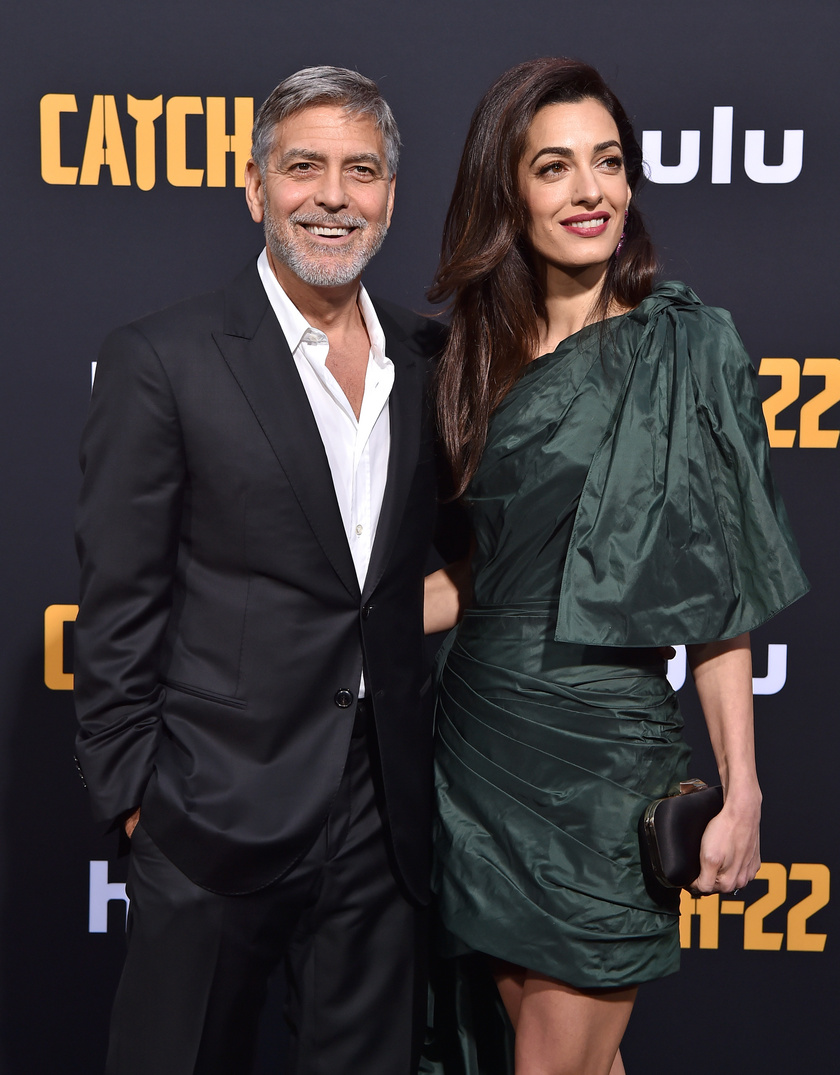 Amal Clooney is elkísérte a Catch-22 minisorozat premierjére férjét, George Clooney-t.