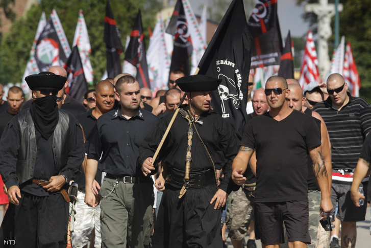 Demonstrálók vonulnak fel az Élni és élni hagyni - demonstráció a jogos magyar önvédelemért elnevezésű megmozduláson Devecserben 2012. augusztus 5-én, a Jobbik és több radikális szervezet, köztük a Betyársereg részvételével