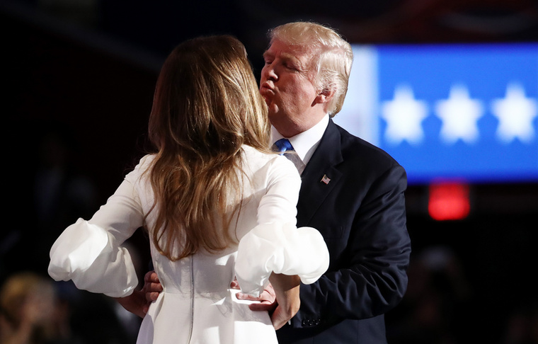 Legrosszabb esetben pedig egészen addig fajul a helyzet, hogy Trumpnak mindkét kezével magához kell szorítania a feleségét, hogy egy cuppanóst nyomhasson az arcára