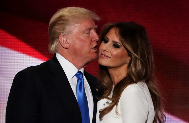 Legyen szó bármilyen hivatalos rendezményről, Trump ritkán hagyja ki  lehetőséget, hogy megcsókolja Melaniát, de nem ő az egyetlen