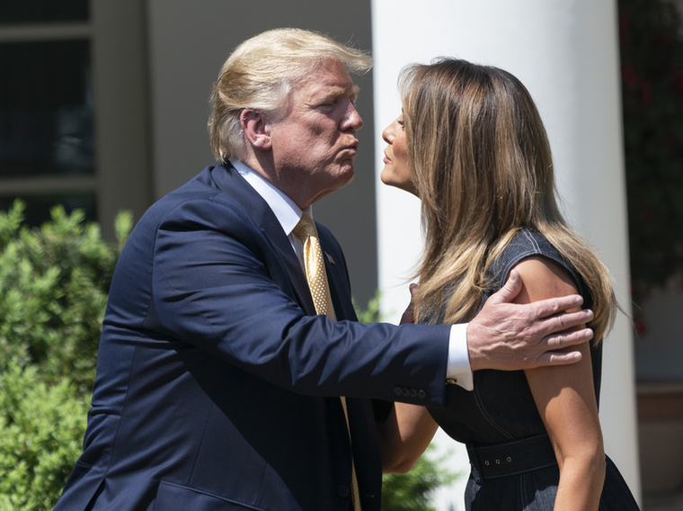 A Trump házaspár elhíresült a kínosra sikeredett csókjaikról, melyek koreográfiája általában a következő: Trump a legnagyobb instacelebeket megszégyenítve csücsörít, Melania pedig megpróbál minél korábban túlesni a puszin