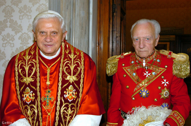 XVI. Benedek pápa és Andrew Bertie nagymester
