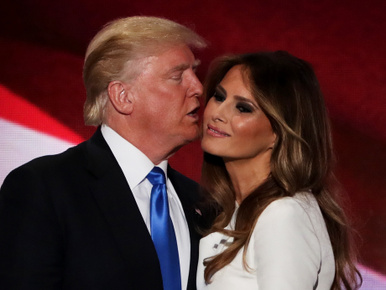 Újabb kínos csókjelenet történt a Trump házaspár között