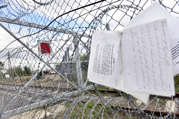 Idegen nyelven írt útbaigazító feliratok amelyek a legközelebbi tranzitzóna felé irányítják a menekülteket a Röszke közelében lévõ vasúti határátkelõ kerítésén