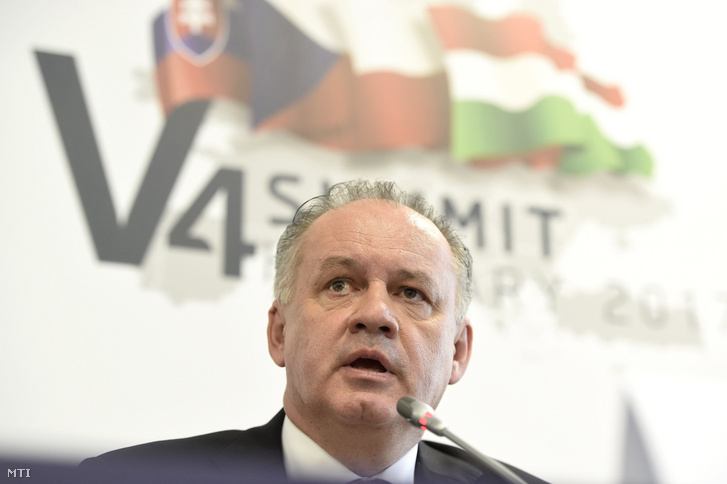 Andrej Kiska szlovák köztársasági elnök a visegrádi országok (V4) államfõi találkozója második napján tartott satótájékoztatón a szekszárdi megyeházán 2017. október 14-én.