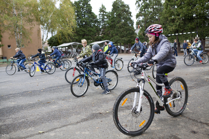 Tanulók kerékpároznak a bringaakadémia órán a szombathelyi Gothard Jenő Általános Iskolában 2016. október 12-én.
