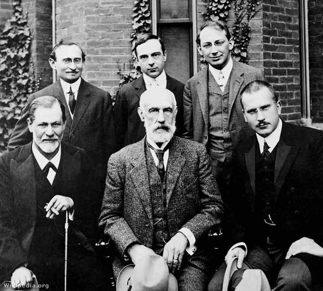 Az irányzat úttörői és későbbi szakadárjai. Első sor balról: Sigmund Freud, G. Stanley Hall, Carl Jung. Felső sor balról: Abraham Brill, Ernest Jones, Ferenczi Sándor