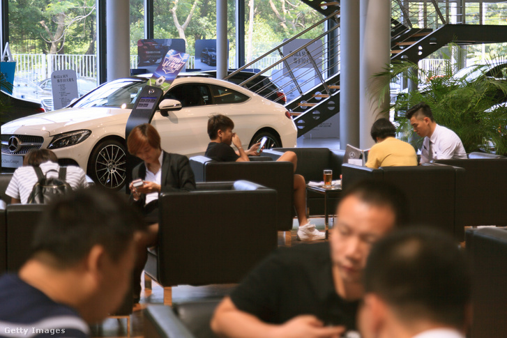 Vásárlók, érdeklődők egy kantoni Mercedes-Benz autószalonban (2018. július 10.)